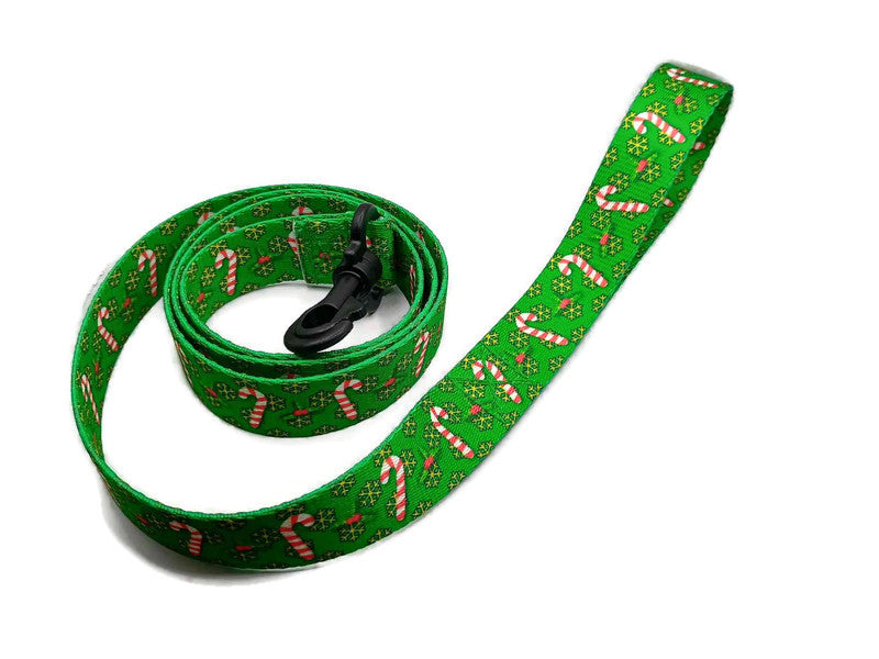 This festive leash features red and white candy canes on a green Christmas background with yellow-golden snowflakes. Featuring 2 leash clip styles; swivel clips or bolt snaps! Completely metal free, ideal for dogs with metal allergies or TSA checkpoints.