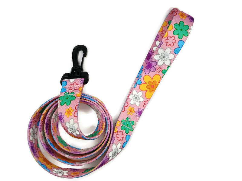 This unique leash features 2 different styles of leash clips for the owners preference! Swivel and Bolt style clips. This image features colorful pansies on a baby pink background. This leash is ideal for dogs with metal allergies or service dogs thru TSA checkpoints.