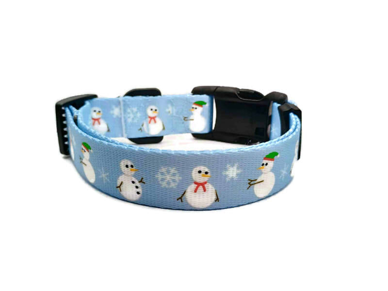  Get festive with this beautiful Christmas collar! Snowmen on a ice blue-purpley background with a light snowflake presence. This collar features plastic hardware, which is ideal for dogs allergic to metal or service dogs going thru TSA checkpoints.