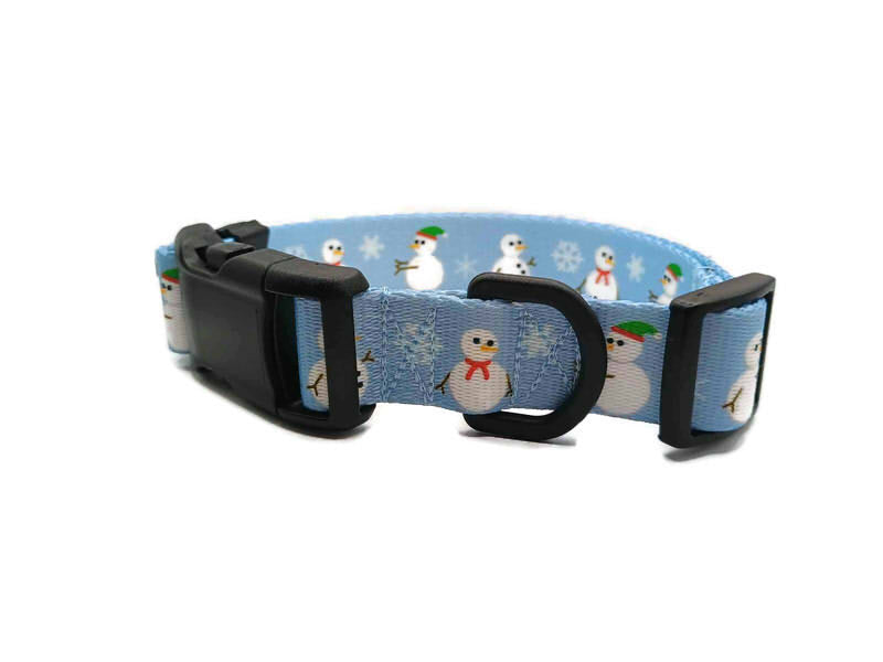  Get festive with this beautiful Christmas collar! Snowmen on a ice blue-purpley background with a light snowflake presence. This collar features plastic hardware, which is ideal for dogs allergic to metal or service dogs going thru TSA checkpoints.