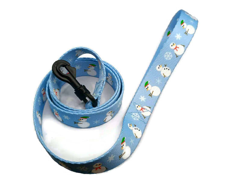 Cute snowmen on a ice blue-purpley background with a light trace of snowflakes. Featuring 2 leash clip styles; swivel clips or bolt snaps! Completely metal free, ideal for dogs with metal allergies or TSA checkpoints.