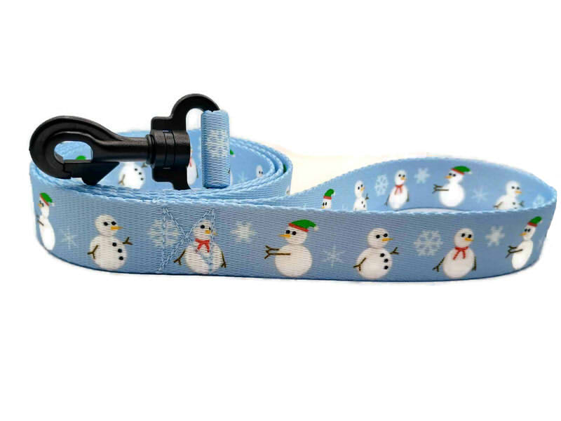 Cute snowmen on a ice blue-purpley background with a light trace of snowflakes. Featuring 2 leash clip styles; swivel clips or bolt snaps! Completely metal free, ideal for dogs with metal allergies or TSA checkpoints.