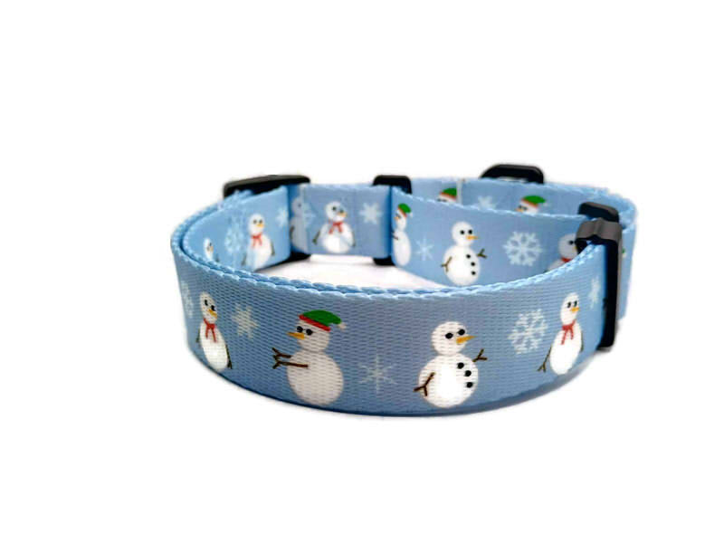  Get festive with this beautiful Christmas collar! Snowmen on a ice blue-purpley background with a light snowflake presence. This collar features plastic hardware, which is ideal for dogs allergic to metal or service dogs going thru TSA checkpoints.