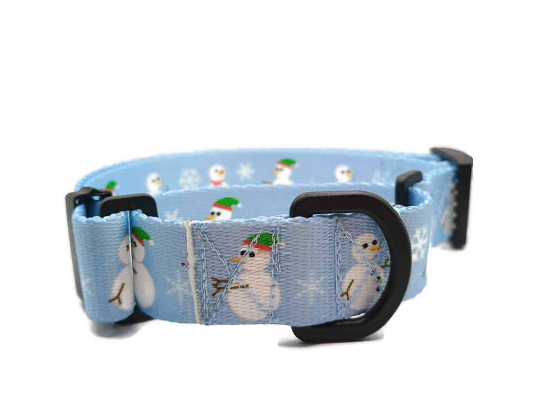  Get festive with this beautiful Christmas collar! Snowmen on a ice blue-purpley background with a light snowflake presence. This collar features plastic hardware, which is ideal for dogs allergic to metal or service dogs going thru TSA checkpoints.