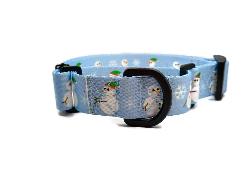  Get festive with this beautiful Christmas collar! Snowmen on a ice blue-purpley background with a light snowflake presence. This collar features plastic hardware, which is ideal for dogs allergic to metal or service dogs going thru TSA checkpoints.