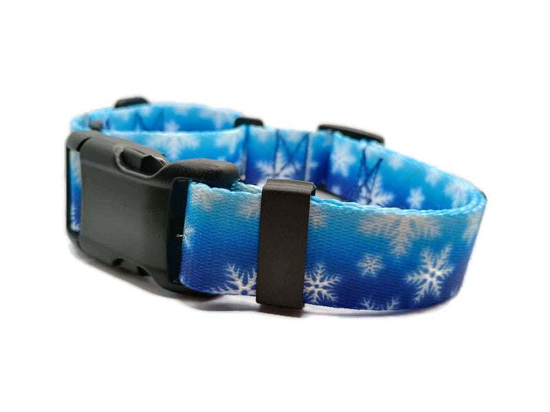 This beautiful Winter Wonderland collar features soft, fuzzy snowflakes on a cold winter blue background. Unlike our typical metal free TSA martingales, this collar features a quick release buckle in a martingale style for easy on and off! Take the hassle out of adjusting to put it over the head and then fitting to the pups neck. Simply unclip this collar, adjust to size and snap it on! No more adjusting for on and off.