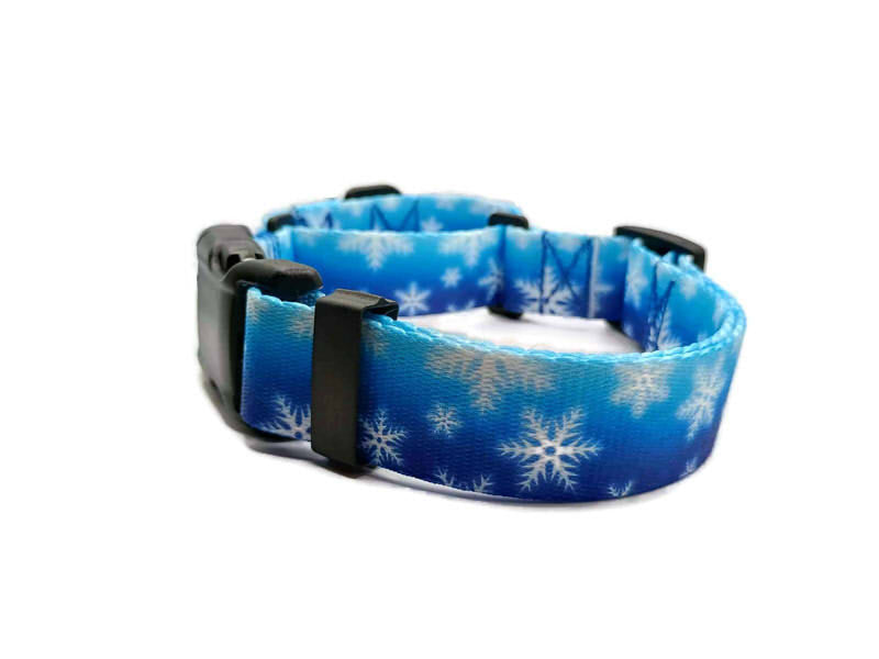 This beautiful Winter Wonderland collar features soft, fuzzy snowflakes on a cold winter blue background. Unlike our typical metal free TSA martingales, this collar features a quick release buckle in a martingale style for easy on and off! Take the hassle out of adjusting to put it over the head and then fitting to the pups neck. Simply unclip this collar, adjust to size and snap it on! No more adjusting for on and off.